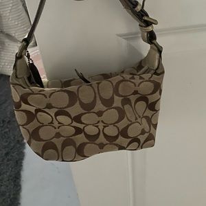 Small Coach purse. In great condition. Measures 9”w x 6” high.